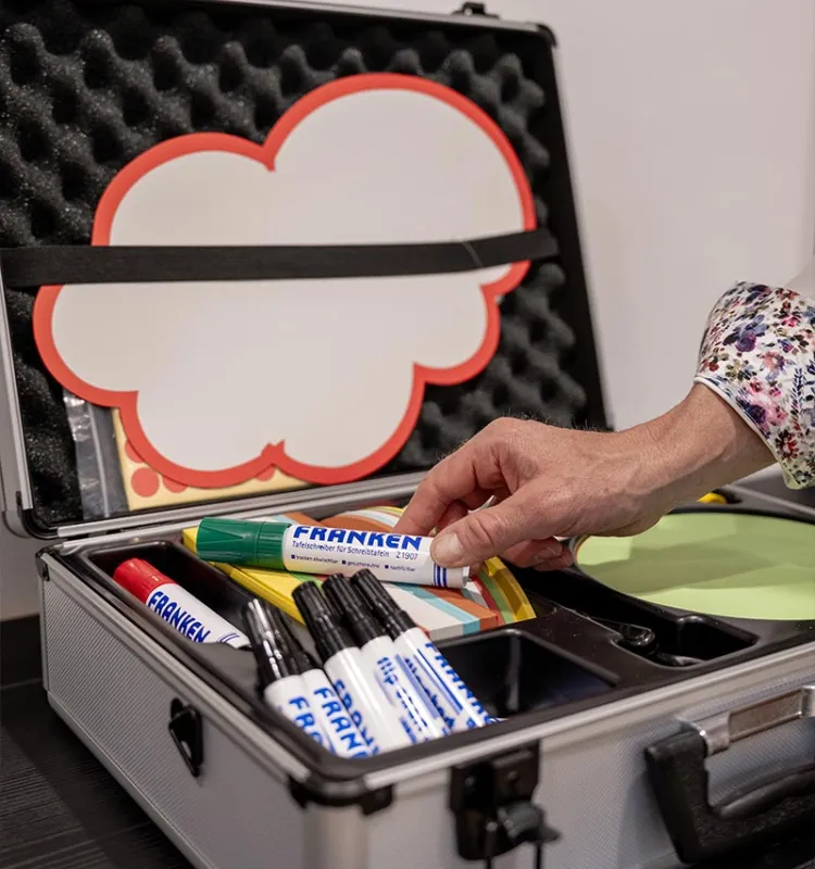 Geöffneter Moderationskoffer mit Stiften und Materialien für Seminare im Grand Elisabeth
