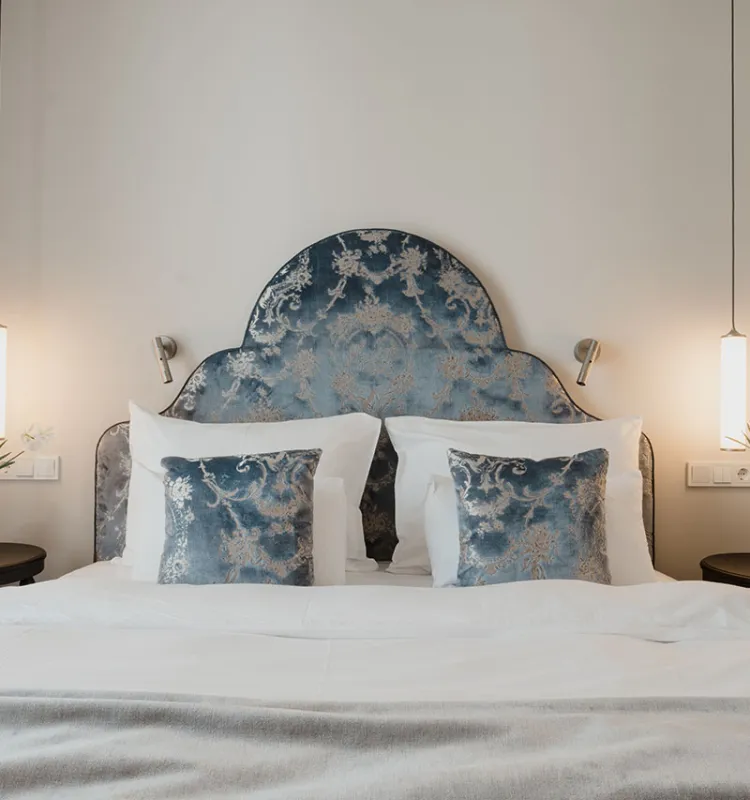 Weiches Doppelbett mit edlen Kissen im Grand Elisabeth Designhotel Bad Ischl