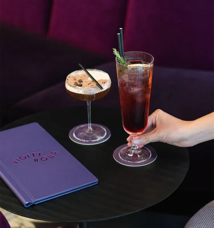 Stilvolle Cocktails im Grand Elisabeth an der Violet Hour Hotelbar an Silvester