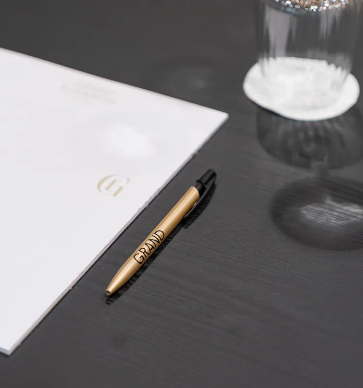 Schreibutensilien und Glas auf Tisch im Seminarraum des Grand Elisabeth Hotel Bad Ischl