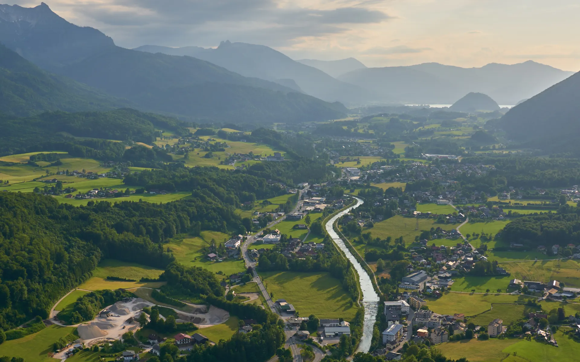 Panoramablick auf das Tal bei Bad Ischl nahe dem Grand Elisabeth Hotel in der Abendsonne
