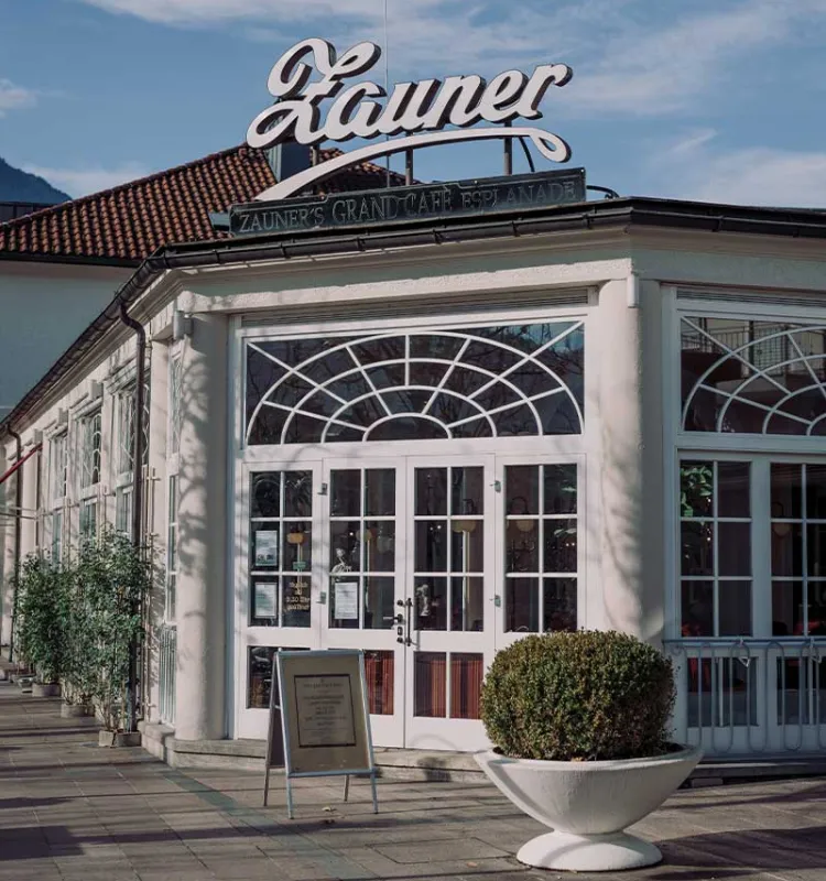 Porträt der historischen Fassade des Grand Café Zauner in Bad Ischl, Partner des Grand Elisabeth Hotels mit zahlreichen Kulinarik-Angeboten.