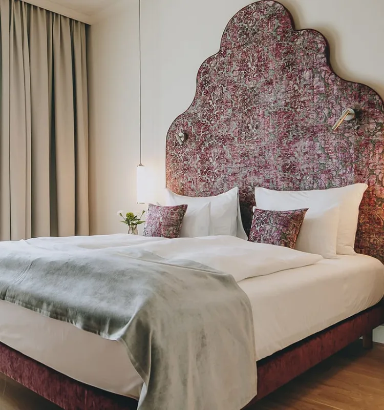 Eleganter Schlafbereich der Kaiser Suite im Grand Elisabeth mit edlem Design und königlichem Flair für erholsame Nächte in Bad Ischl.