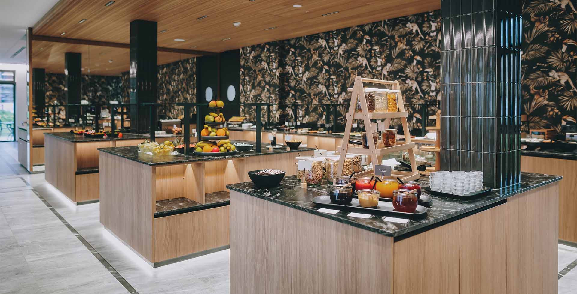 Frühstücksbuffet mit frischem Obst, Brot, Aufstrichen und Müslivariationen im Grand Elisabeth Hotel in Bad Ischl.