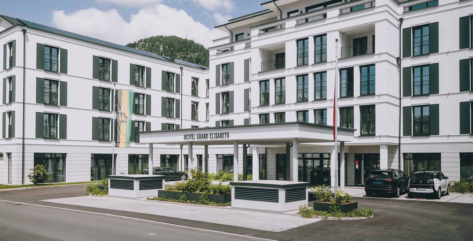 Außenansicht des Grand Elisabeth Hotels in Bad Ischl bei Sonnenschein.