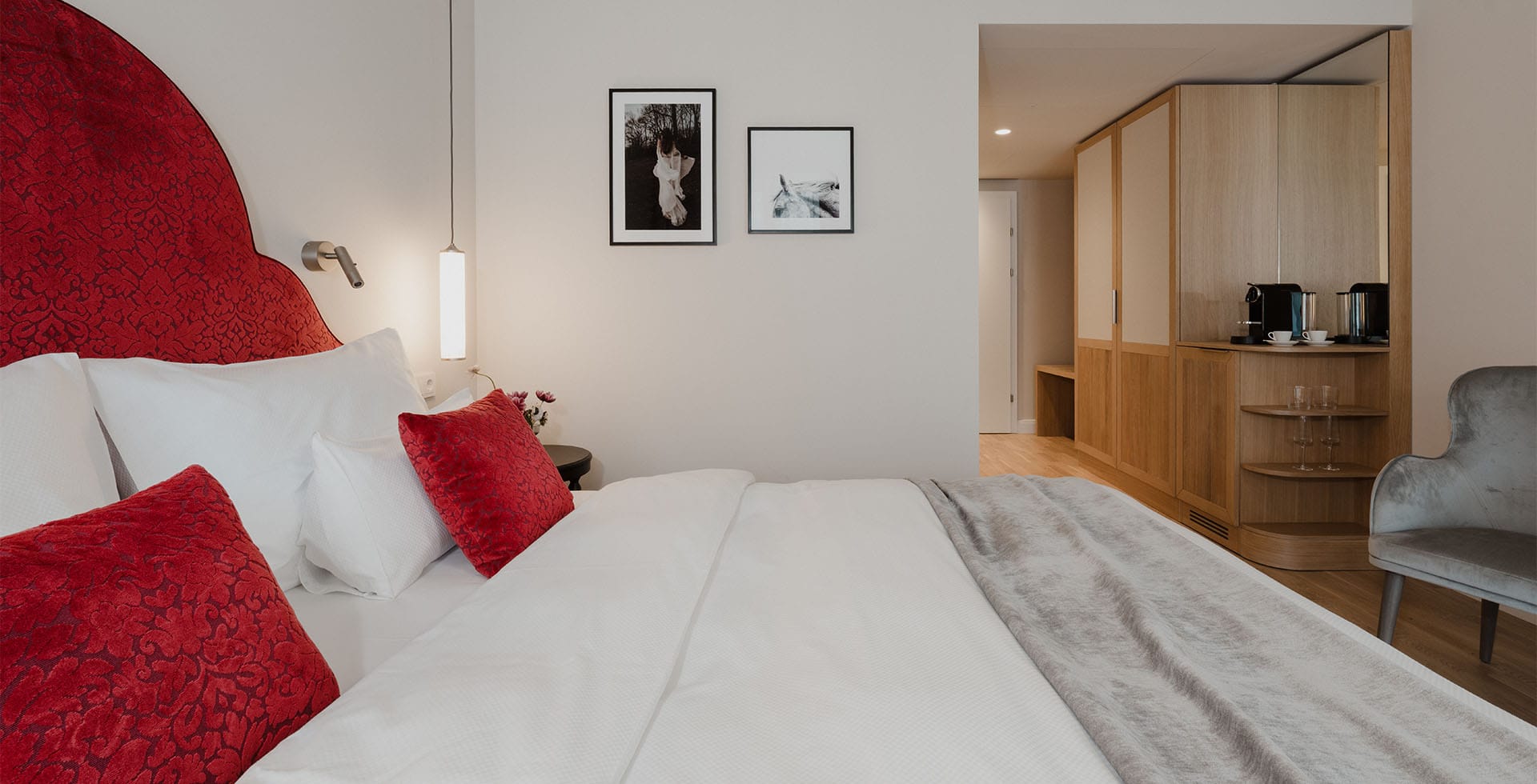 Elegantes Interieur mit Sitzecke und Kaffeestation im Designhotel Grand Elisabeth im Salzkammergut.