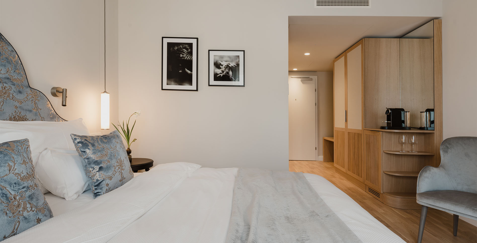 Modernes Combi Classic Doppelzimmer im Grand Elisabeth in Bad Ischl mit Bett, Schrank und stilvollem Interieur.
