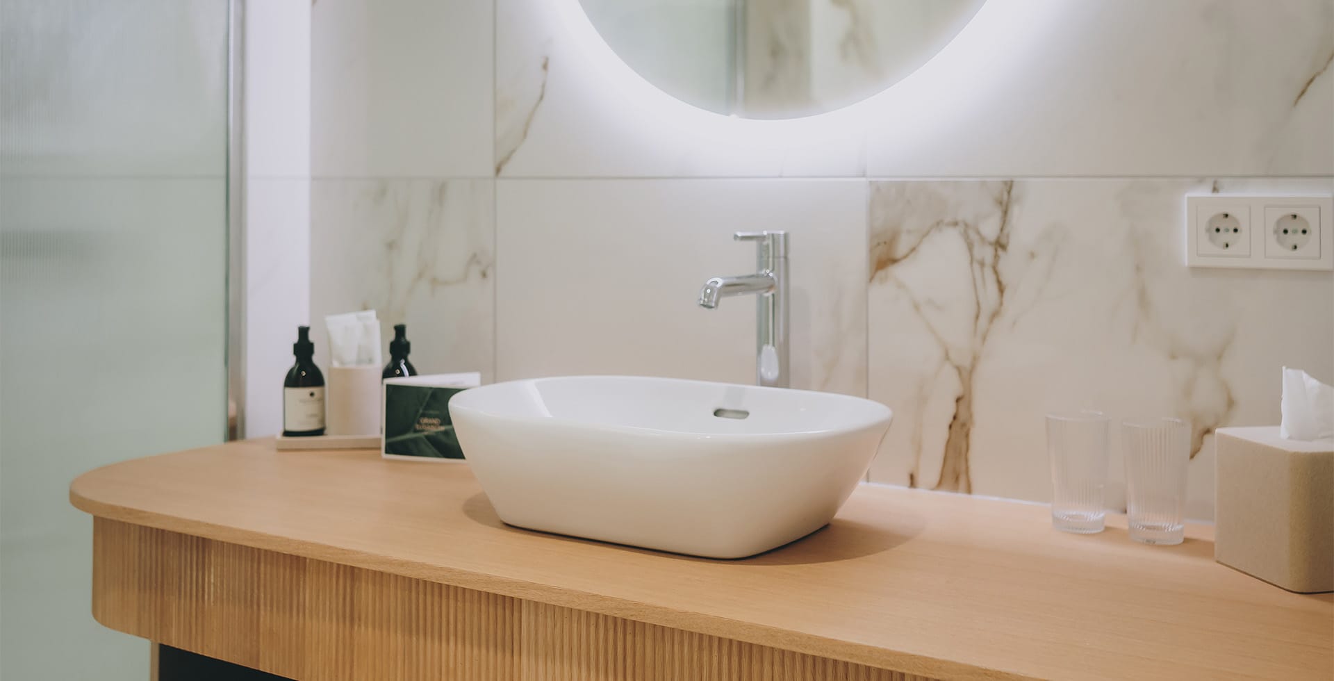 Modernes Waschbecken im luxuriösen Badezimmer der Sisi Suite im Grand Elisabeth Hotel im Salzkammergut.