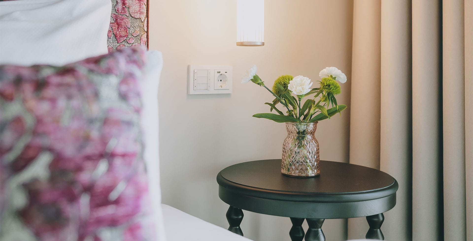 Vase mit frischen Blumen im Schlafzimmer der Sisi Suite im Grand Elisabeth Hotel in Bad Ischl.