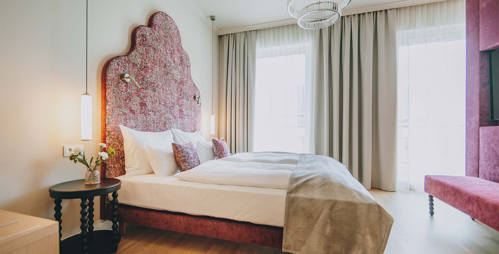 Elegantes Doppelbett in der Sisi Suite im Grand Elisabeth mit royalen Stoffen und stilvollem Ambiente für erholsame Nächte in Bad Ischl.