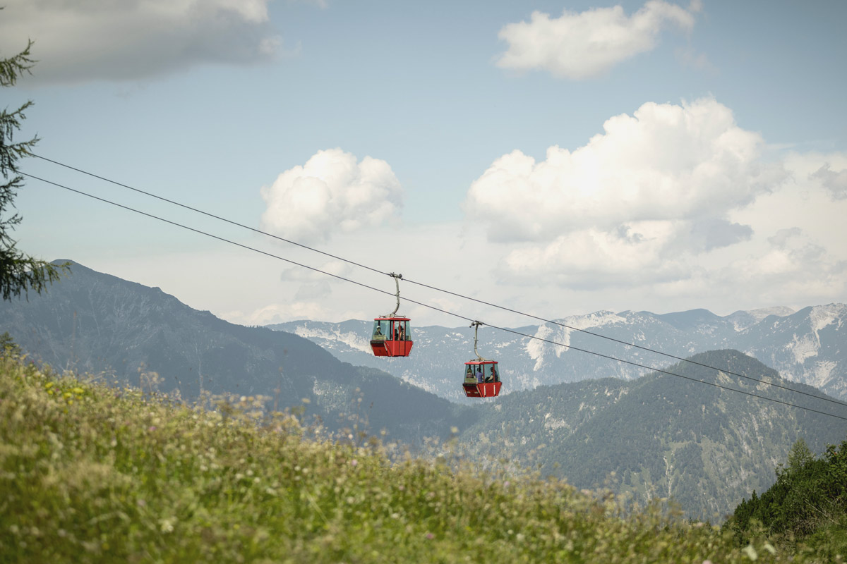Seilbahn Katrin im Sommer mit ihrem weiten 360°-Panorama, im Hintergrund die Alpenlandschaft